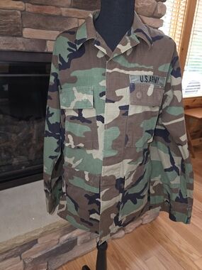 U.S. Army Woodland Camo Utility Jacket in Green and Brown 90's Size Small